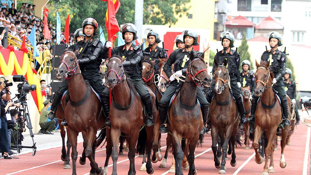 Cảnh sát biểu diễn võ thuật trong lễ khai mạc đại hội thể thao ảnh 4