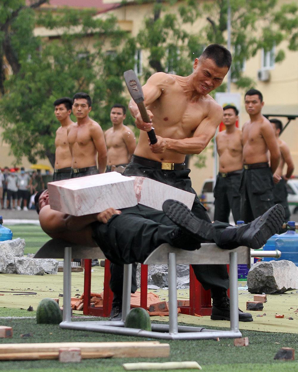 Cảnh sát biểu diễn võ thuật trong lễ khai mạc đại hội thể thao ảnh 9