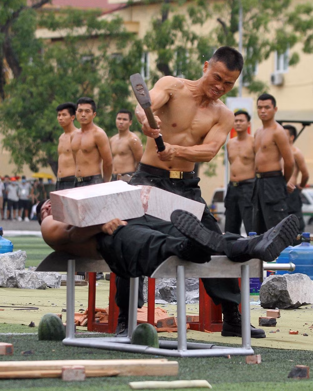 Cảnh sát biểu diễn võ thuật trong lễ khai mạc đại hội thể thao ảnh 9