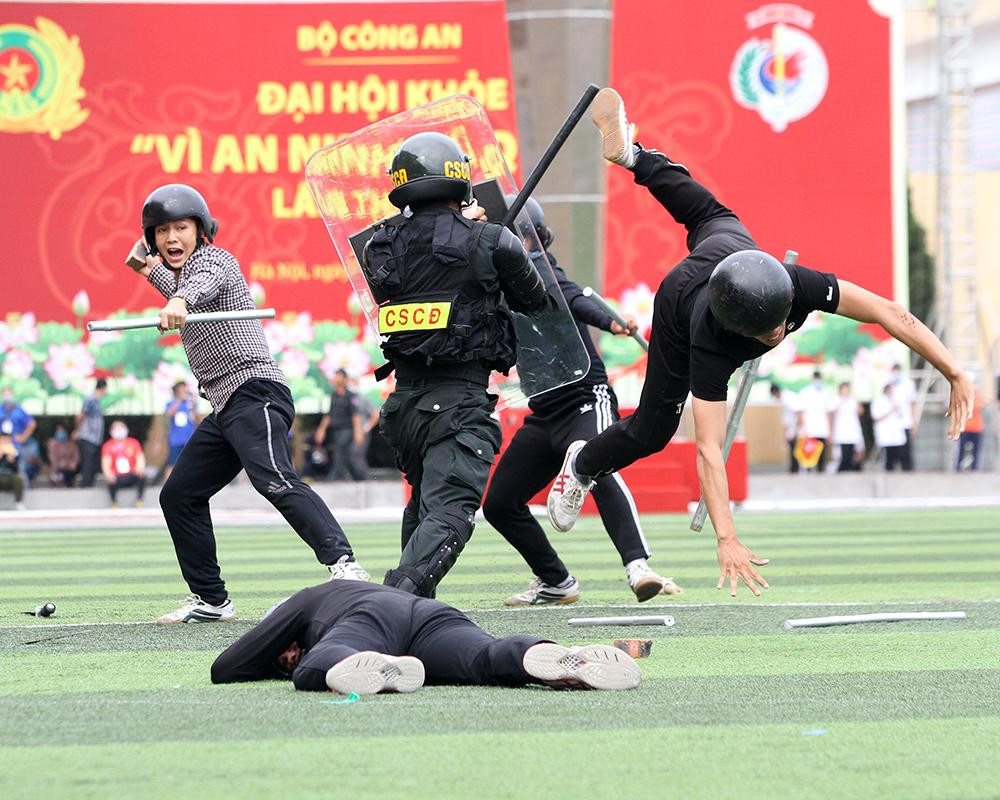 Cảnh sát biểu diễn võ thuật trong lễ khai mạc đại hội thể thao ảnh 12