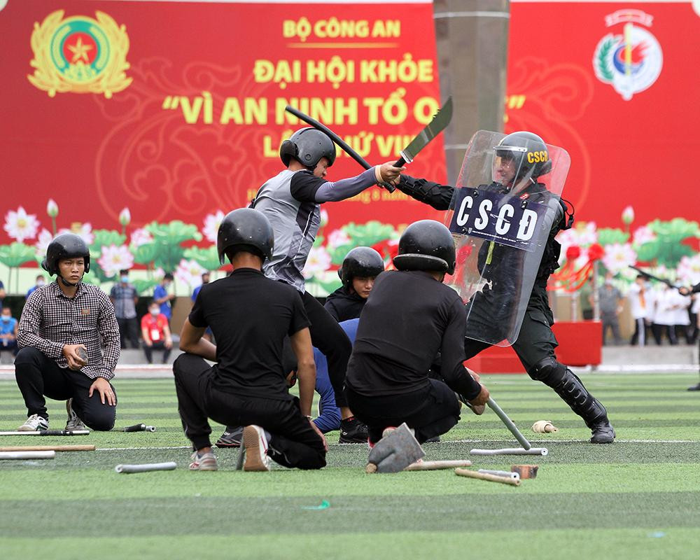 Cảnh sát biểu diễn võ thuật trong lễ khai mạc đại hội thể thao ảnh 11