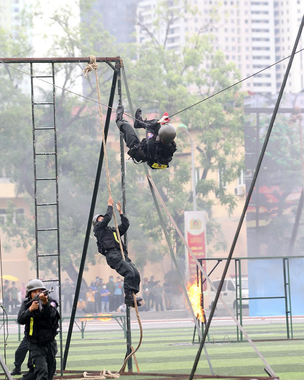 Cảnh sát biểu diễn võ thuật trong lễ khai mạc đại hội thể thao ảnh 14