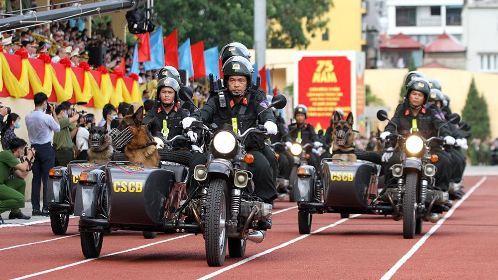 Cảnh sát biểu diễn võ thuật trong lễ khai mạc đại hội thể thao ảnh 6