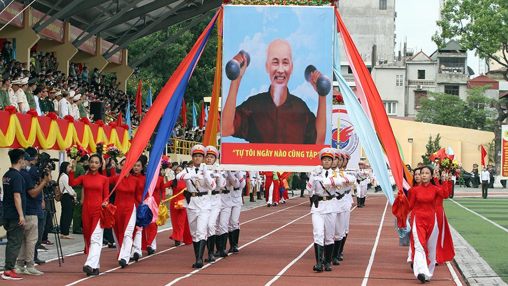 Cảnh sát biểu diễn võ thuật trong lễ khai mạc đại hội thể thao ảnh 2