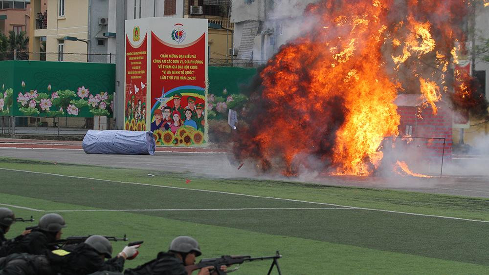 Cảnh sát biểu diễn võ thuật trong lễ khai mạc đại hội thể thao ảnh 15