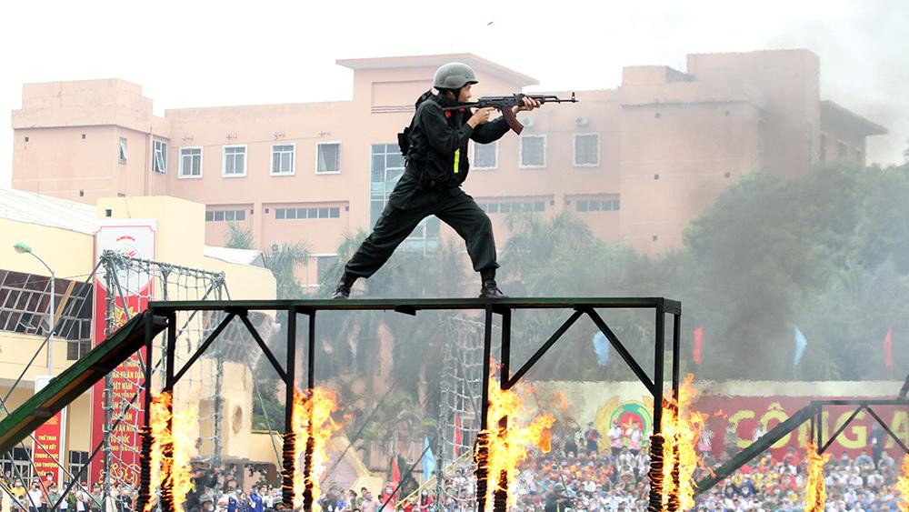 Cảnh sát biểu diễn võ thuật trong lễ khai mạc đại hội thể thao ảnh 13