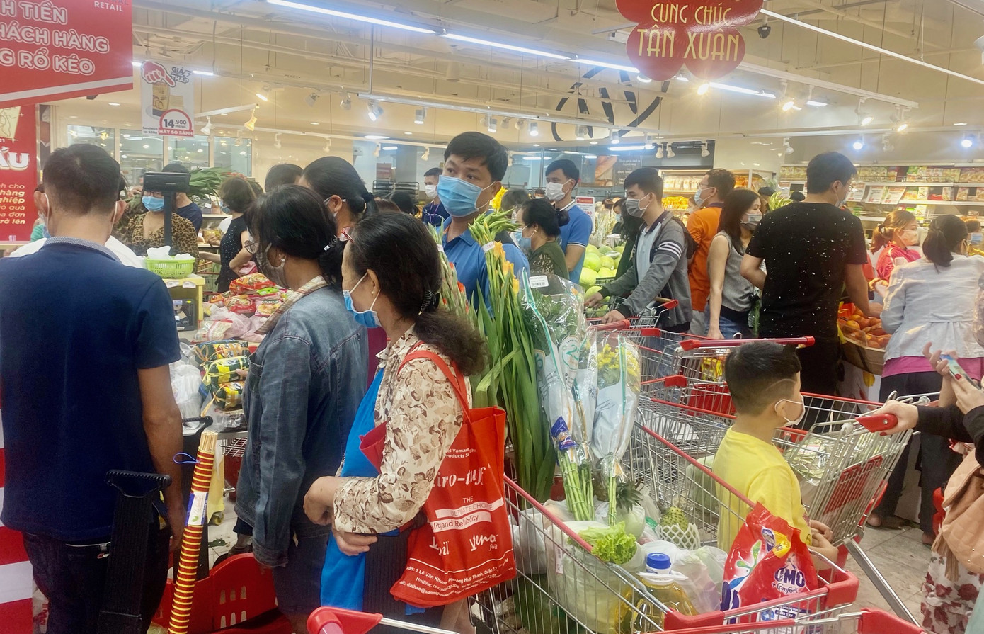 Siêu thị ở Sài Gòn ken cứng người đi sắm Tết ảnh 6