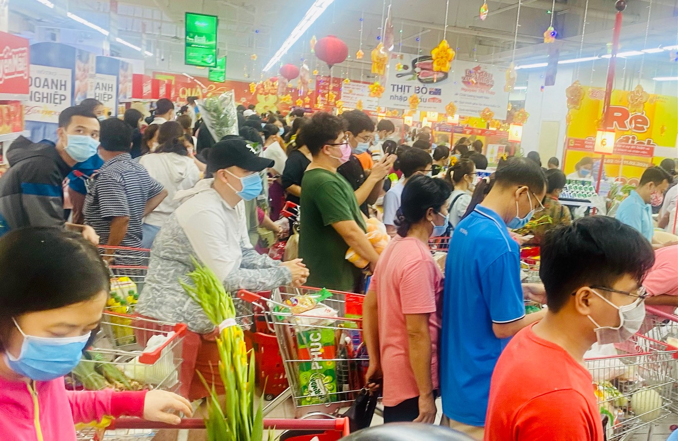 Siêu thị ở Sài Gòn ken cứng người đi sắm Tết ảnh 8