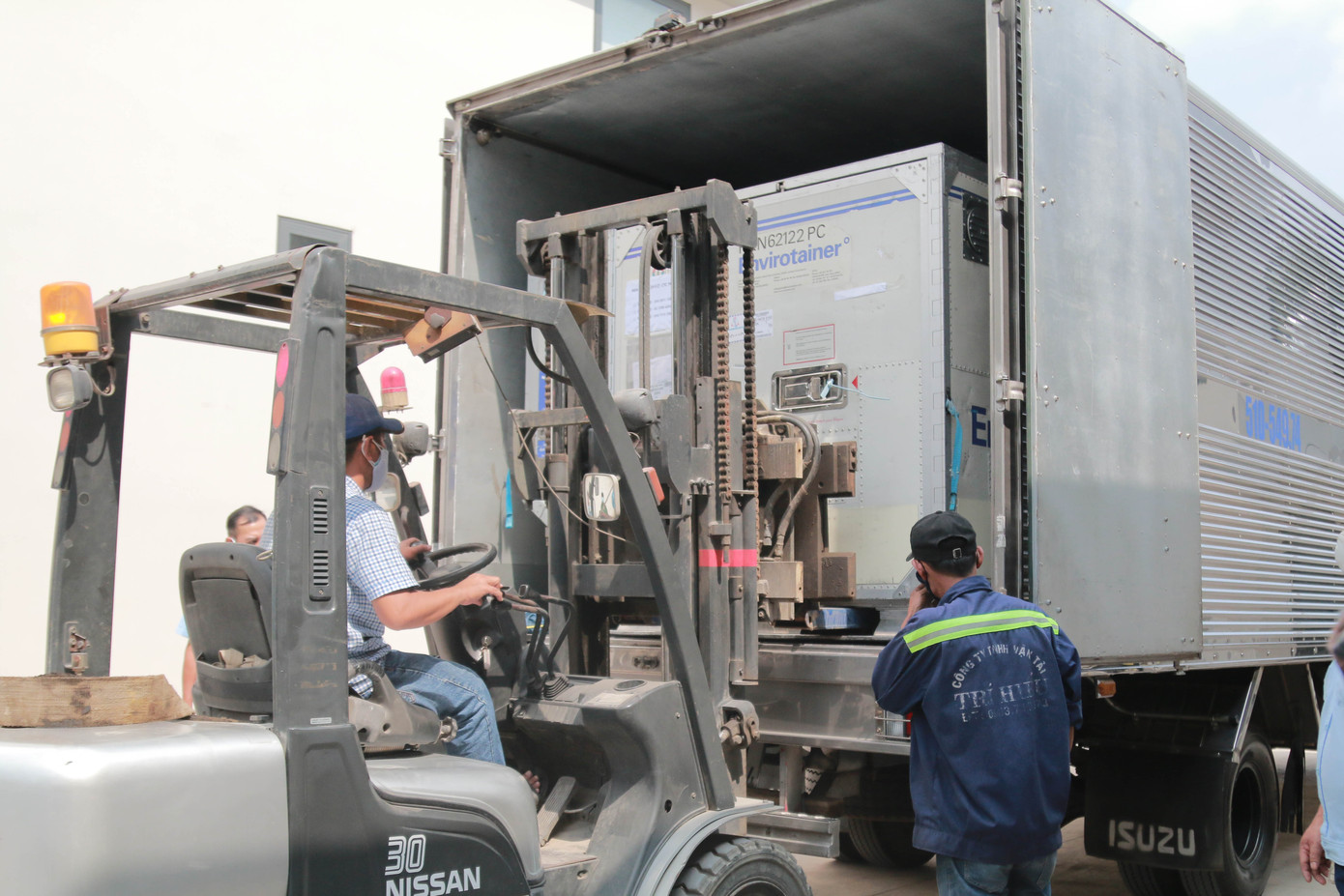 Lô vắc xin COVID-19 được đưa đi kiểm định trước khi chủng ngừa ảnh 4