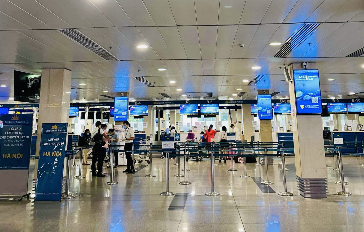 Sân bay Tân Sơn Nhất vắng hoe ngày mồng 1 Tết ảnh 3