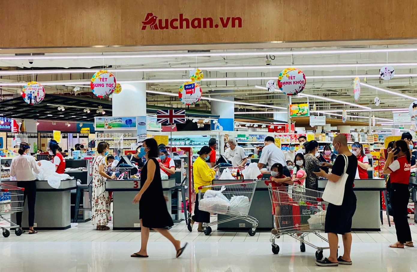 Siêu thị ở Sài Gòn ken cứng người đi sắm Tết ảnh 1