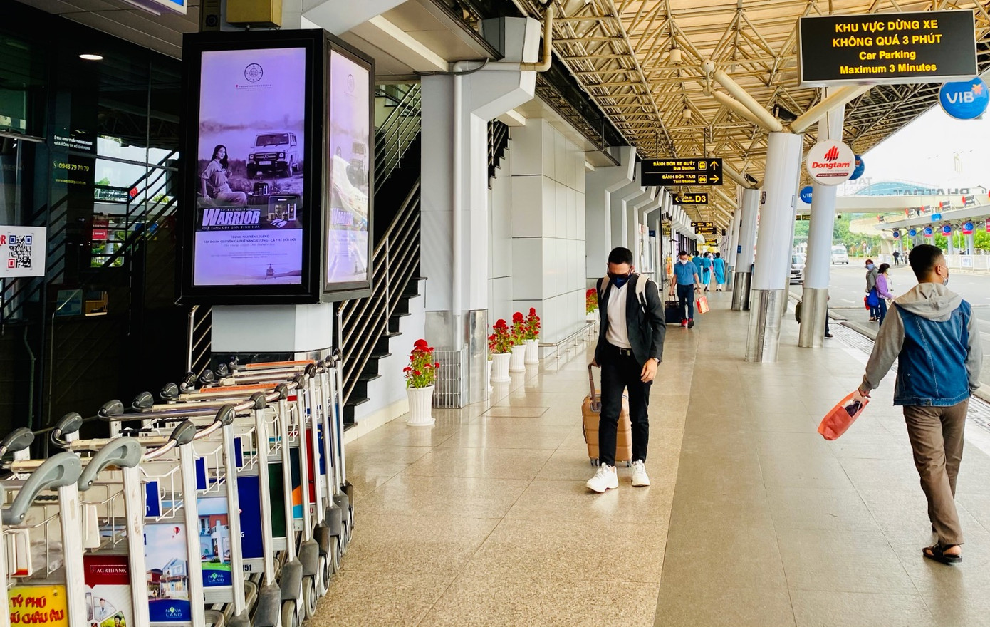 Sân bay Tân Sơn Nhất vắng hoe ngày mồng 1 Tết ảnh 1