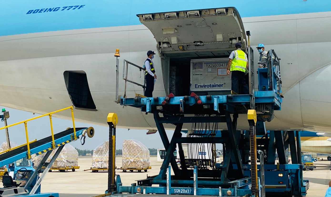 Lô vắc xin COVID-19 được đưa đi kiểm định trước khi chủng ngừa ảnh 1