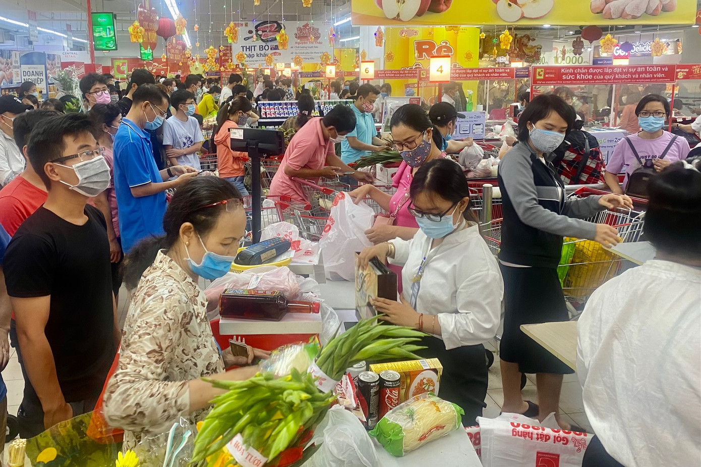 Siêu thị ở Sài Gòn ken cứng người đi sắm Tết ảnh 5