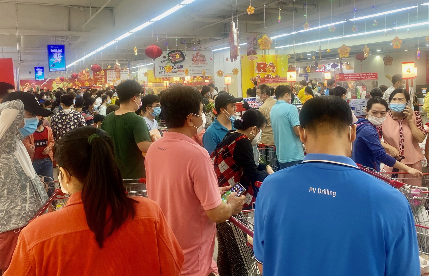 Siêu thị ở Sài Gòn ken cứng người đi sắm Tết ảnh 9