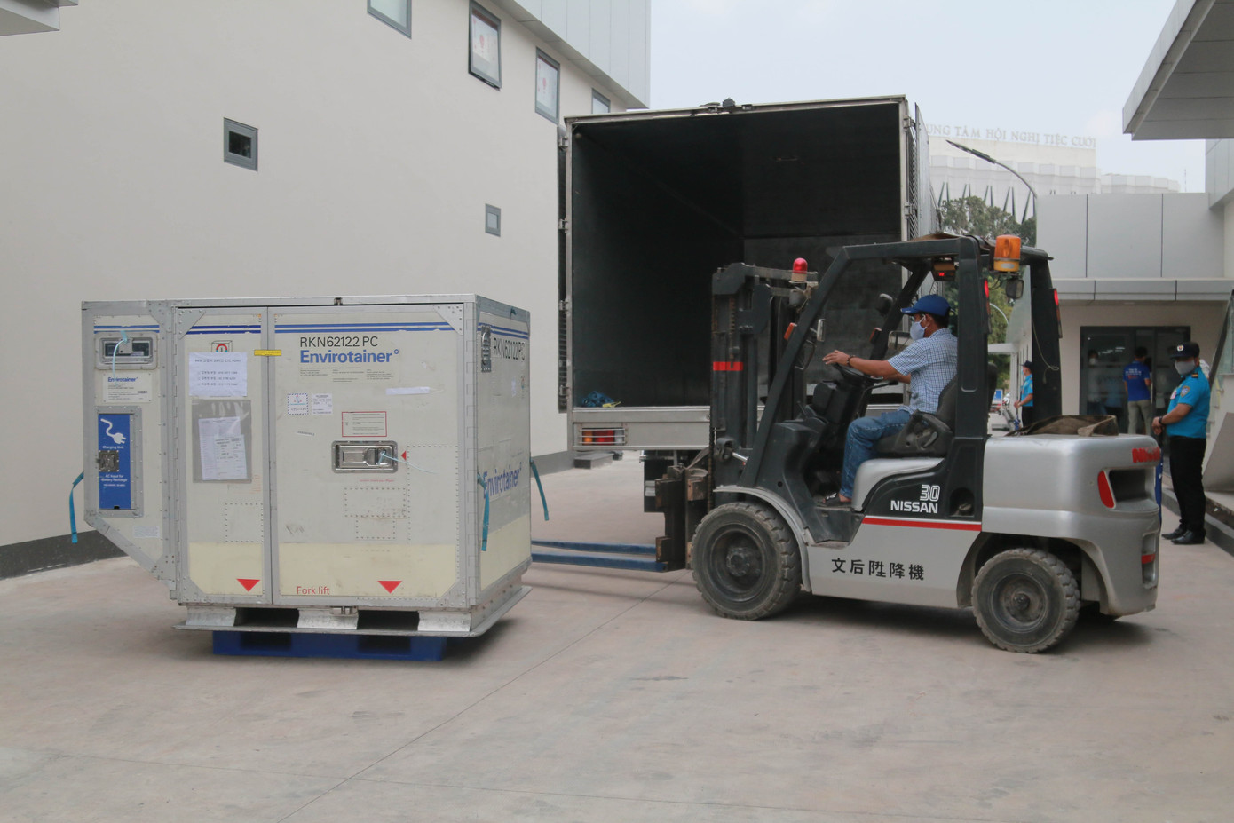 Lô vắc xin COVID-19 được đưa đi kiểm định trước khi chủng ngừa ảnh 5