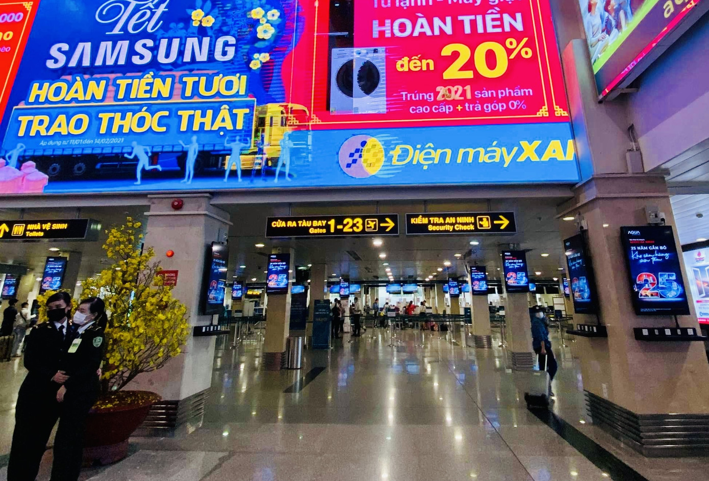 Sân bay Tân Sơn Nhất vắng hoe ngày mồng 1 Tết ảnh 4