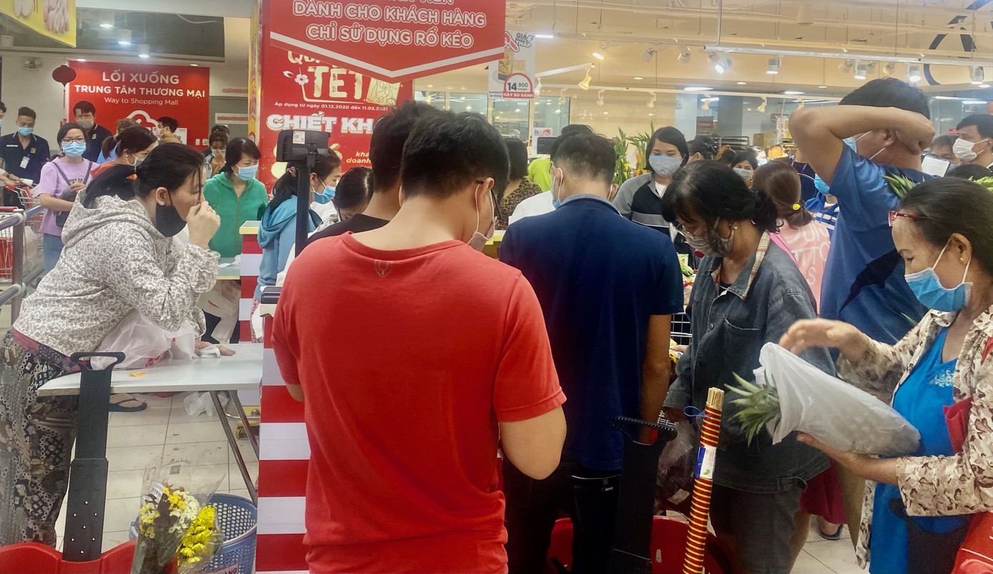 Siêu thị ở Sài Gòn ken cứng người đi sắm Tết ảnh 3