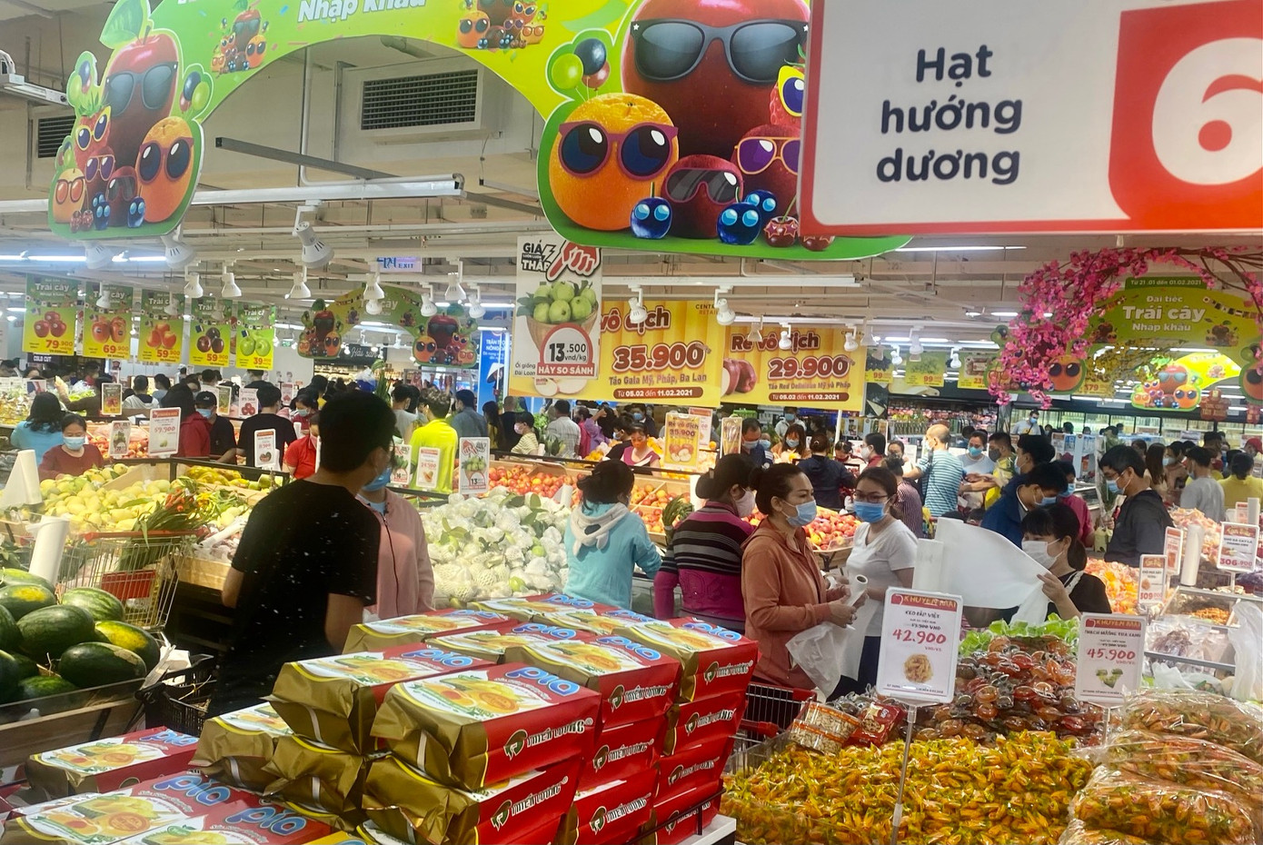 Siêu thị ở Sài Gòn ken cứng người đi sắm Tết ảnh 4