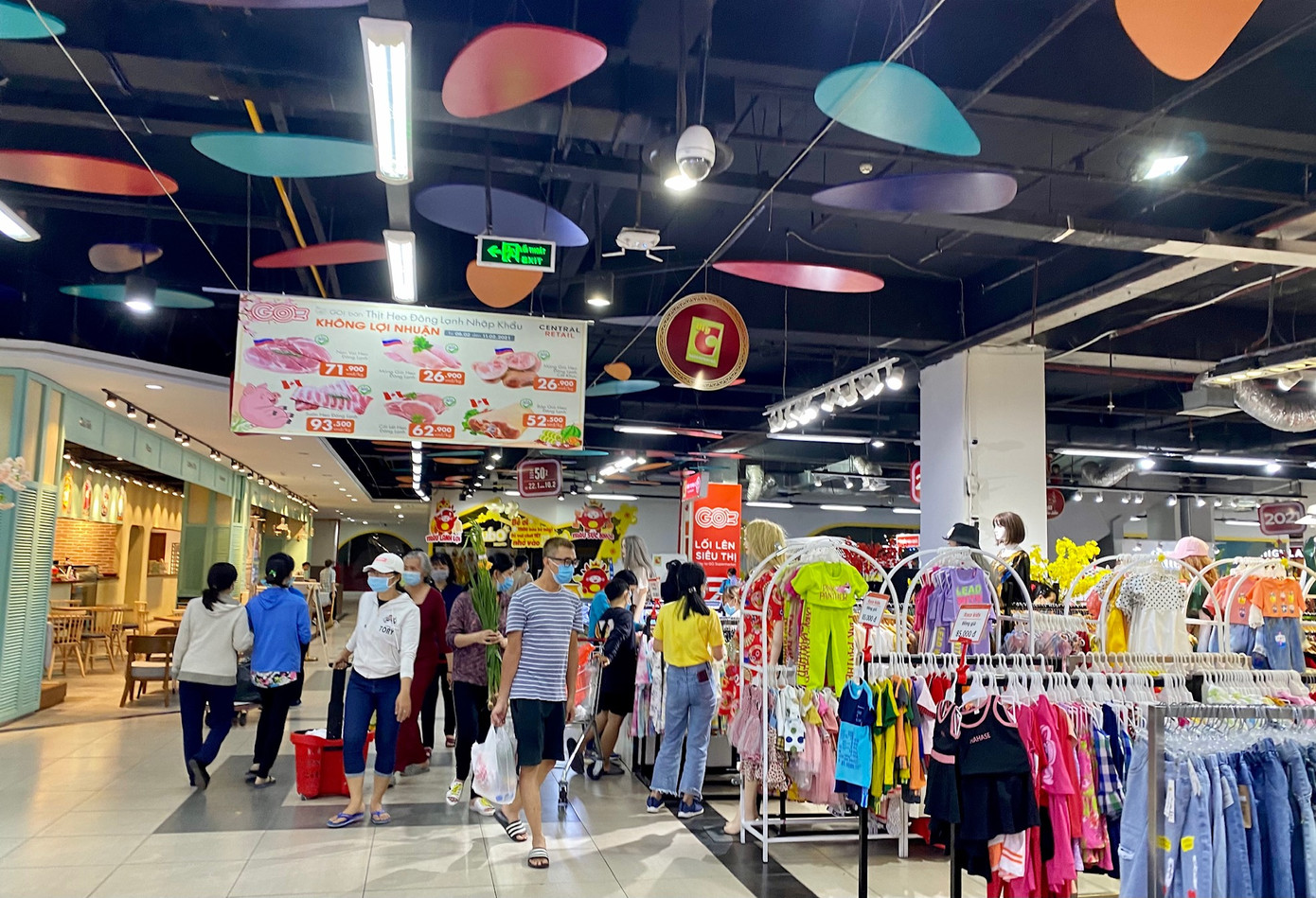 Siêu thị ở Sài Gòn ken cứng người đi sắm Tết ảnh 2