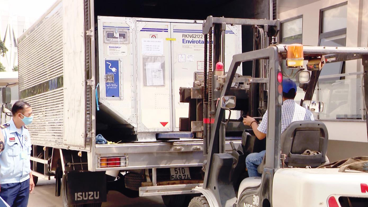 Lô vắc xin COVID-19 được đưa đi kiểm định trước khi chủng ngừa ảnh 7