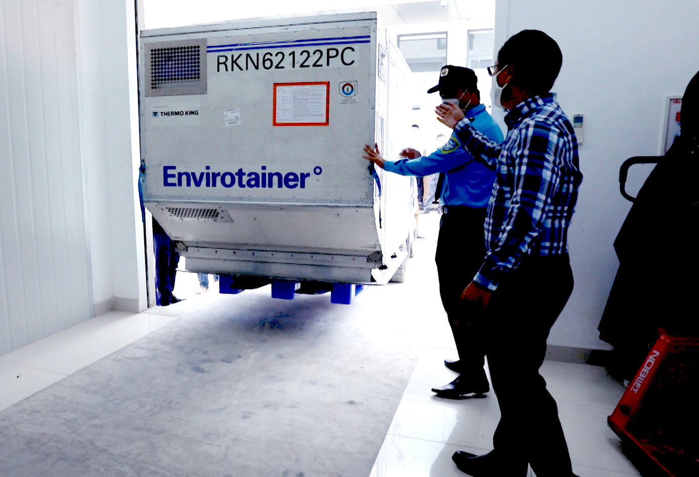 Lô vắc xin COVID-19 được đưa đi kiểm định trước khi chủng ngừa ảnh 8