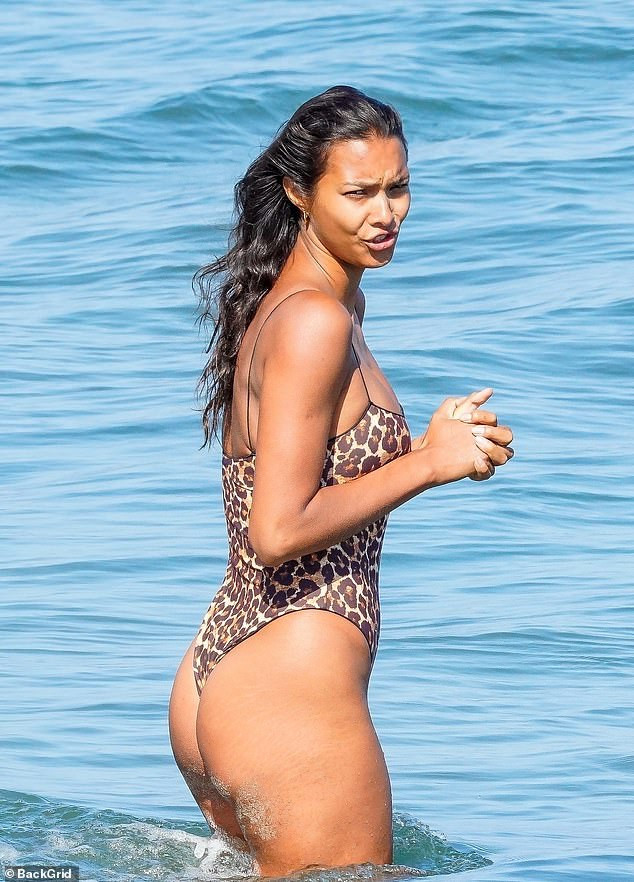 'Thiên thần nội y' Lais Ribeiro đẹp như mộng trên biển ảnh 4