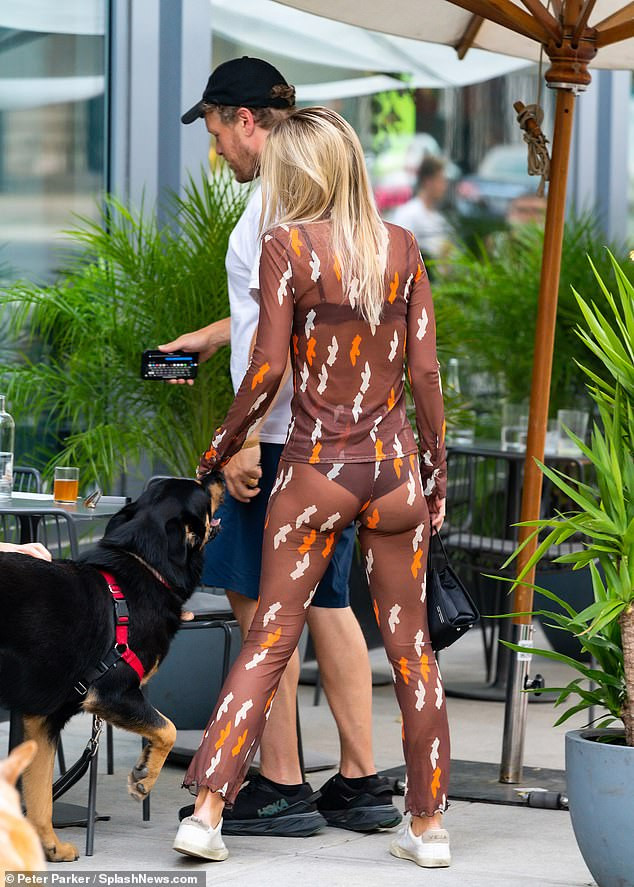 Emily Ratajkowski mặc xuyên thấu khoe nội y táo bạo trên phố ảnh 4