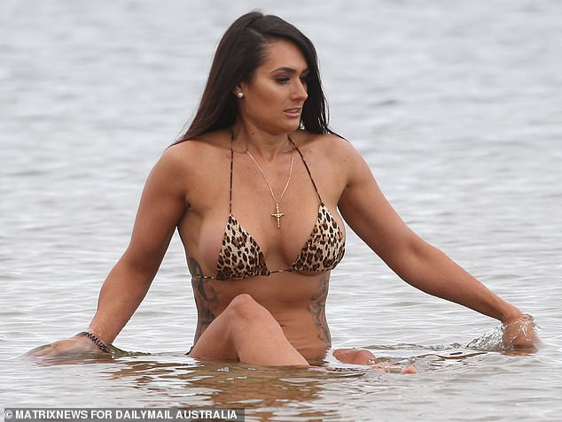 Bất chấp giá lạnh, mỹ nhân Arabella Del Busso đi biển với áo tắm 2 mảnh siêu bé ảnh 7