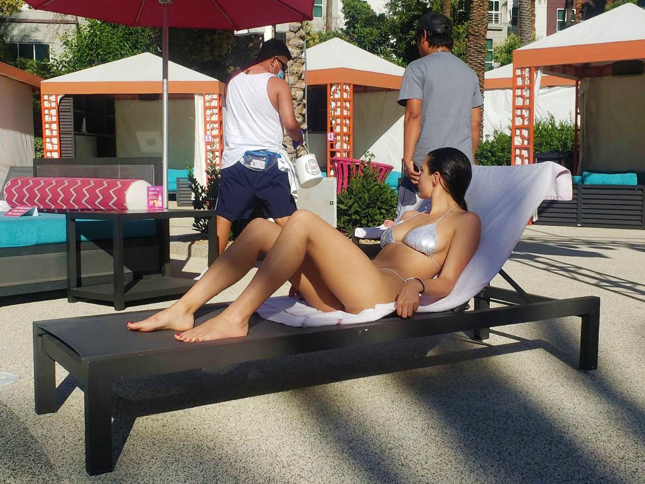 Người đàn bà Pháp quyến rũ 'khó cưỡng' với bikini bé xíu ảnh 4