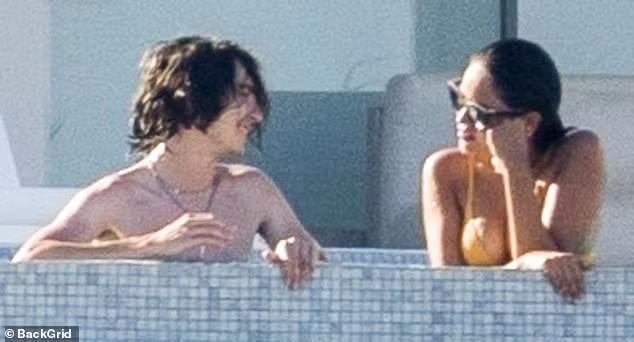 Con gái Johnny Depp 'thả rông' táo bạo trên phố ảnh 5