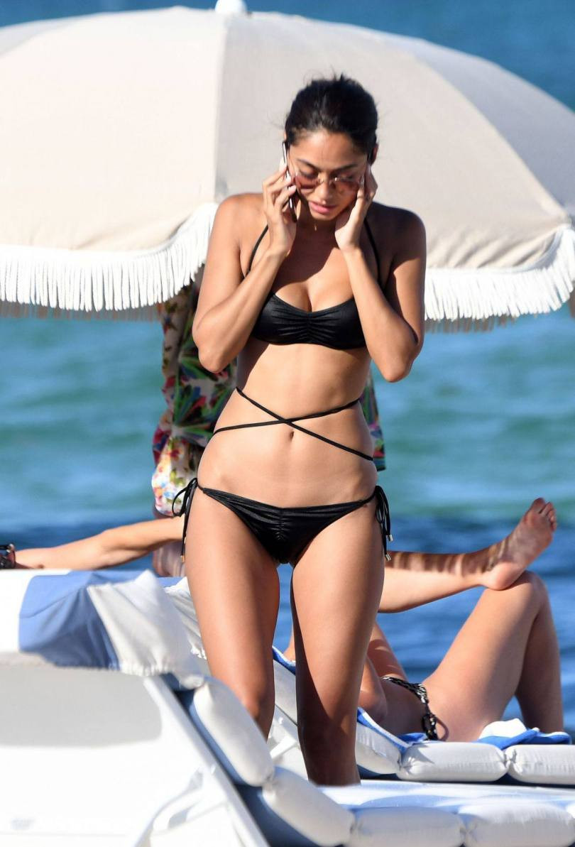 Chân dài 9x khoe dáng nuột nà nóng bỏng với bikini nhỏ xíu ảnh 7