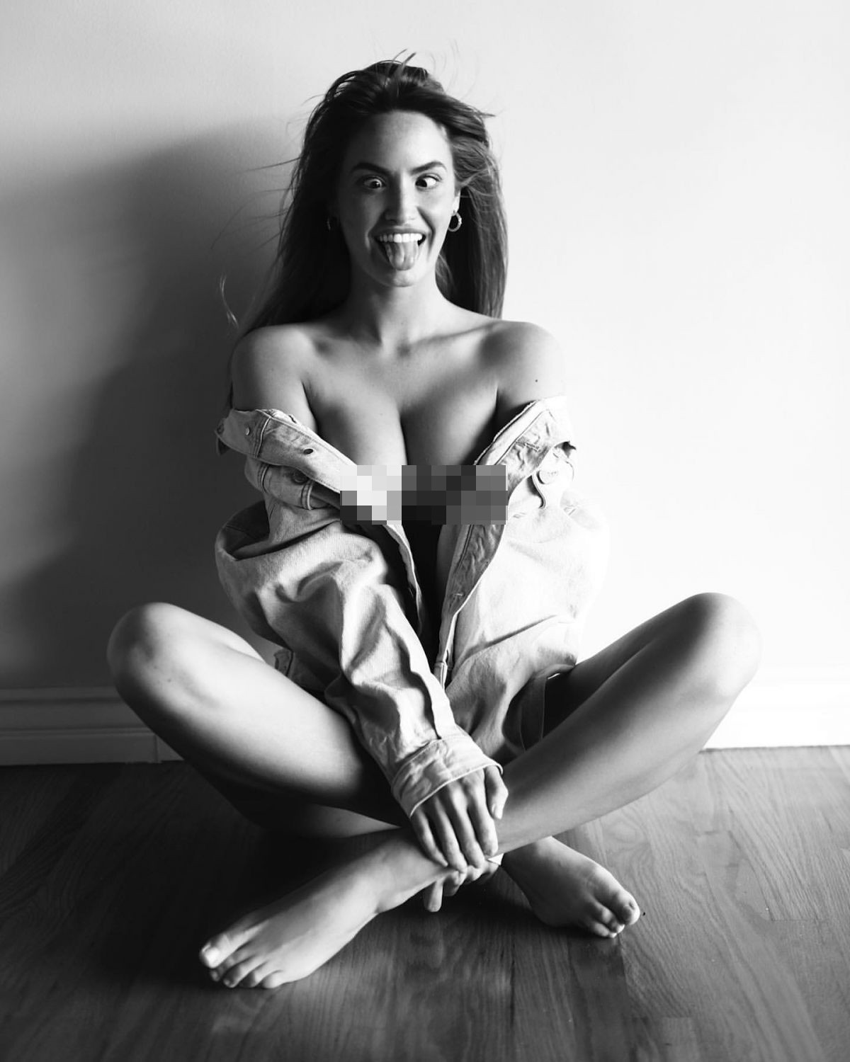 Đường cong 'nghẹt thở' của siêu mẫu áo tắm Haley Kalil ảnh 1