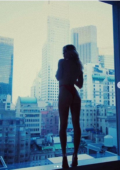 Chân dài Joy Corrigan hờ hững khoe vòng 1 'bỏng mắt' ảnh 7