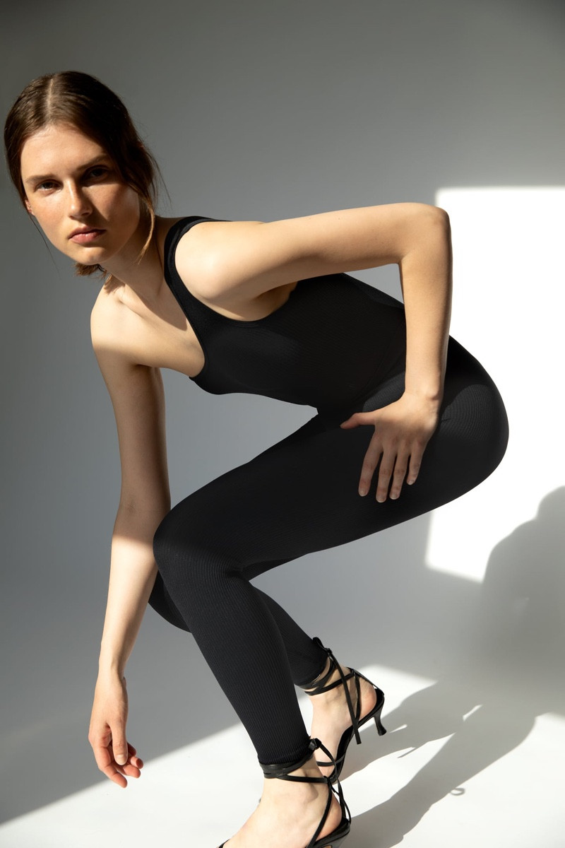 Ngắm vóc dáng thon nuột, siêu gợi cảm của nàng mẫu Lít-va ảnh 3