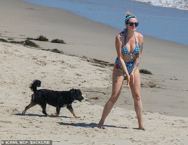 Nàng mẫu Ireland Baldwin nảy nở, gợi cảm nổi bật ở biển ảnh 5