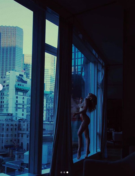 Chân dài Joy Corrigan hờ hững khoe vòng 1 'bỏng mắt' ảnh 6