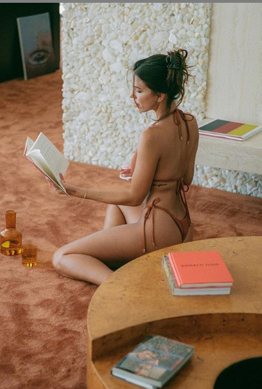 Người mẫu áo tắm 9x 'đốt mắt' người nhìn với bikini siêu bé ảnh 2