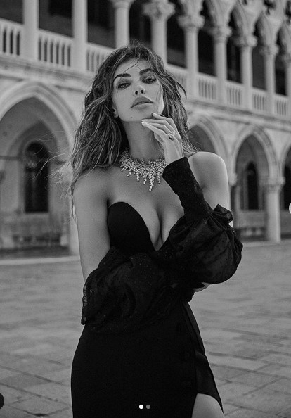 Người đàn bà Romania đẹp 'nghiêng nước nghiêng thành' khiến cánh mày râu 'điên đảo' ảnh 1