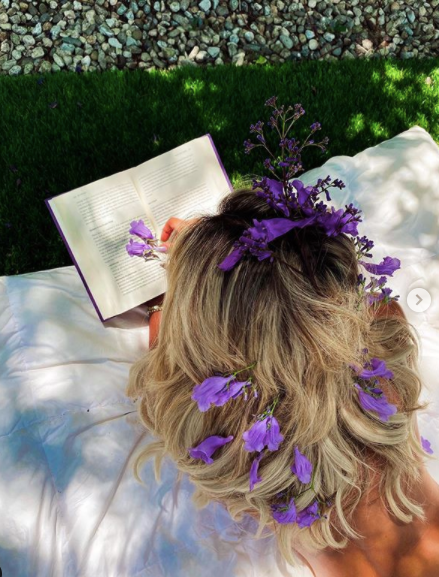 Người mẫu Playboy tung ảnh khoả thân tắm nắng, đọc sách ảnh 2