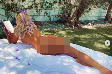 Người mẫu Playboy tung ảnh khoả thân tắm nắng, đọc sách ảnh 1