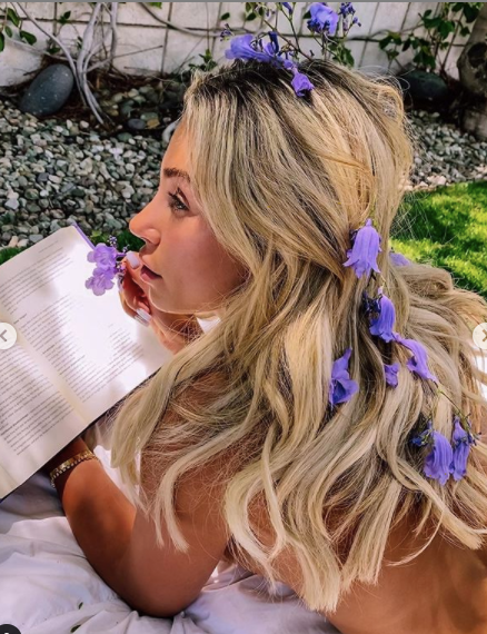 Người mẫu Playboy tung ảnh khoả thân tắm nắng, đọc sách ảnh 3