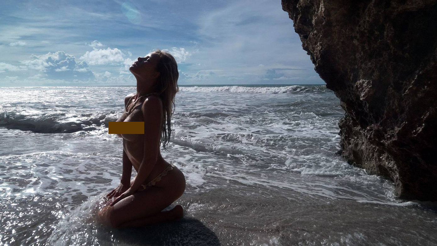 Mê mải ngắm loạt ảnh ngực trần táo bạo giữa biển của người đẹp Nga ảnh 2