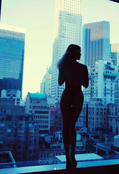 Chân dài Joy Corrigan hờ hững khoe vòng 1 'bỏng mắt' ảnh 8