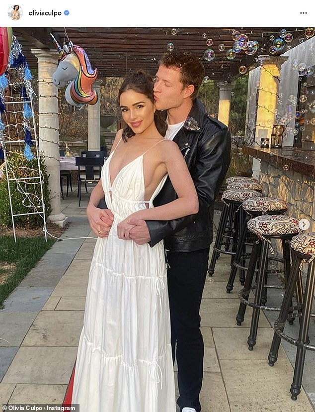 Hoa hậu Hoàn vũ Olivia Culpo tung ảnh lộ chân ngực gợi cảm ngất ngây ảnh 10