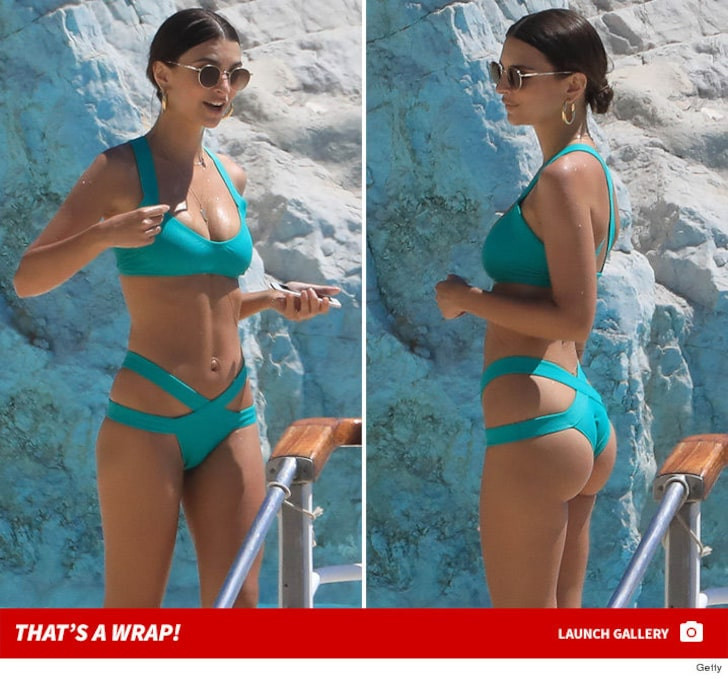 Emily Ratajkowski mặc xuyên thấu khoe nội y táo bạo trên phố ảnh 8