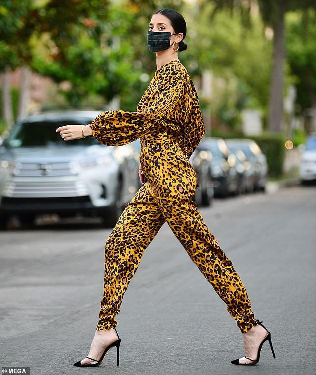 'Mỹ nhân nóng bỏng nhất Canada' mặc nội y ren xuyên thấu cực gợi cảm ảnh 7