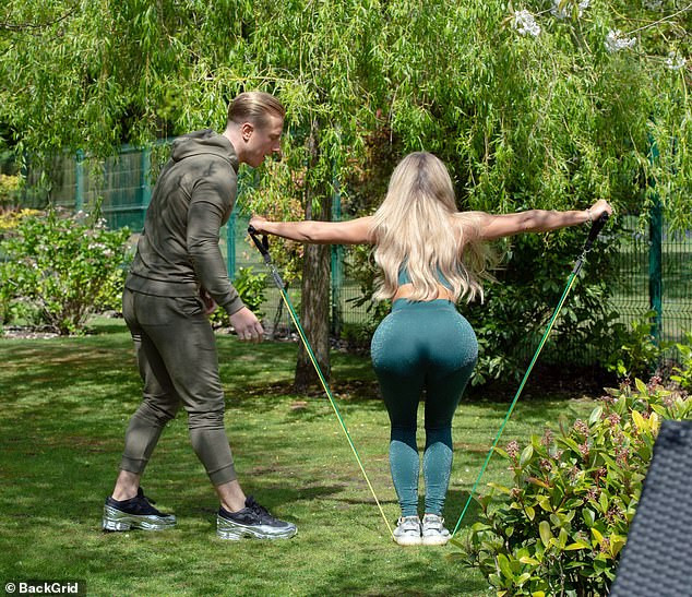 Mẫu nội y Anh quốc khoe ngực táo bạo trên phố ảnh 8