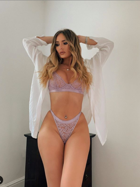 Sao truyền hình 9x mặc áo tắm xẻ hông cao cực gợi cảm ảnh 6