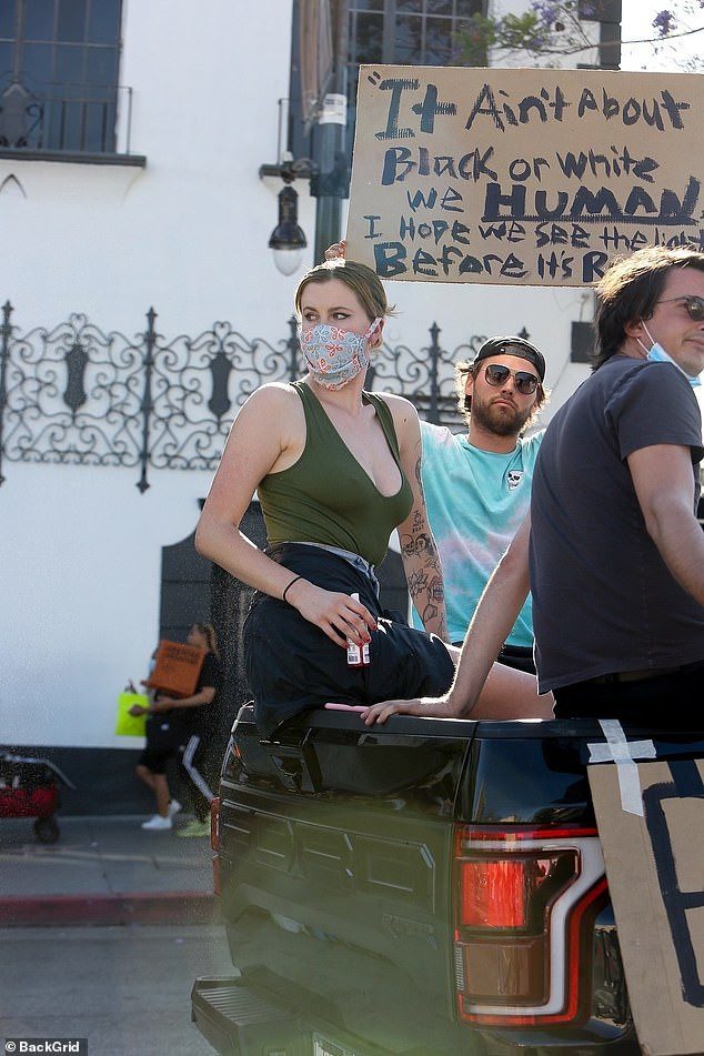 Ireland Baldwin lại gây chú ý với áo ba lỗ, không nội y đi biểu tình ảnh 3